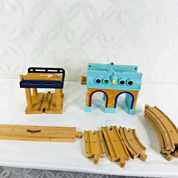 Chuggington Tunnel Depot Wood Railroad Tunnel Bridge & Various Tracks Lot - Picture 1 of 10